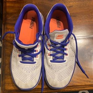 Women’s Nike tennis shoes